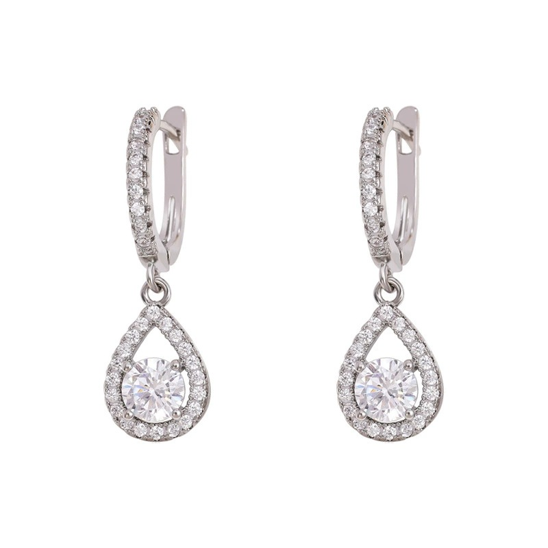 Druppelvormige Zirkonia-oorbellen 💧 Met precisie geslepen om te schitteren als diamanten. Dankzij de verfijnde pavézetting flatteren ze het gezicht op prachtige wijze — een veelzijdige keuze, perfect voor op het werk, een date of een avonddiner. ✨