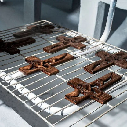 🎉60% KORTING - Houten kruis met ineengestrengelde harten ✝️ Uniek, handgesneden huwelijksgeschenk met ineengestrengelde harten en een spirituele betekenis! ❤️