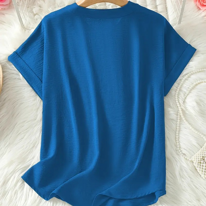 👚60% KORTING! 🔥Modieuze losse top met korte mouwen – V-hals met inkeping, asymmetrische zoom en lichtgewicht stof (5 kleuren, S–2XL) 🌸