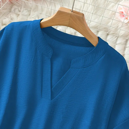 👚60% KORTING! 🔥Modieuze losse top met korte mouwen – V-hals met inkeping, asymmetrische zoom en lichtgewicht stof (5 kleuren, S–2XL) 🌸