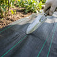 🌿 NU 50% KORTING! ⛏️ Onkruidwerend doek – Houdt zonlicht tegen, ademend en duurzaam – Perfect voor bloembedden en paden – Maakt onkruid wieden een stuk makkelijker 🌱✨