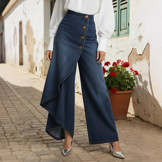 Asymmetrische wrap jeans 👖 Een combinatie van culottes en een pantalon, met een hoge taille voor een optisch langer lijkend effect, wijde pijpen en een zwierige pasvorm, en diagonaal geplaatste knopen – transformeer jezelf direct in een fashionista! ✨