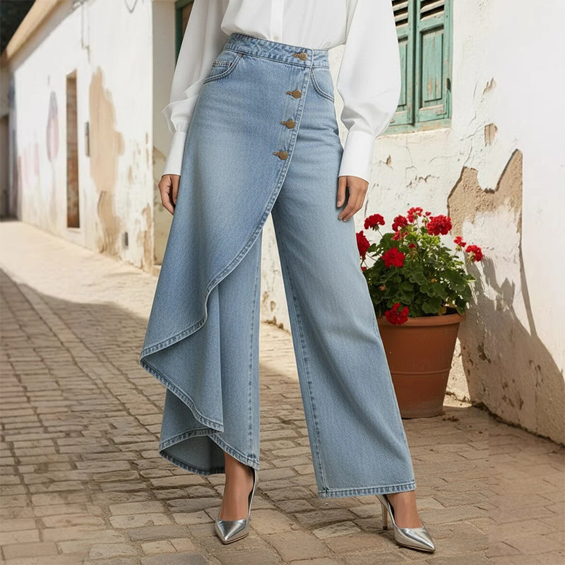 Asymmetrische wrap jeans 👖 Een combinatie van culottes en een pantalon, met een hoge taille voor een optisch langer lijkend effect, wijde pijpen en een zwierige pasvorm, en diagonaal geplaatste knopen – transformeer jezelf direct in een fashionista! ✨