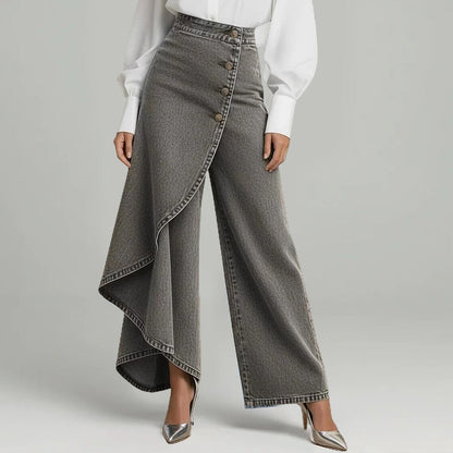 Asymmetrische wrap jeans 👖 Een combinatie van culottes en een pantalon, met een hoge taille voor een optisch langer lijkend effect, wijde pijpen en een zwierige pasvorm, en diagonaal geplaatste knopen – transformeer jezelf direct in een fashionista! ✨