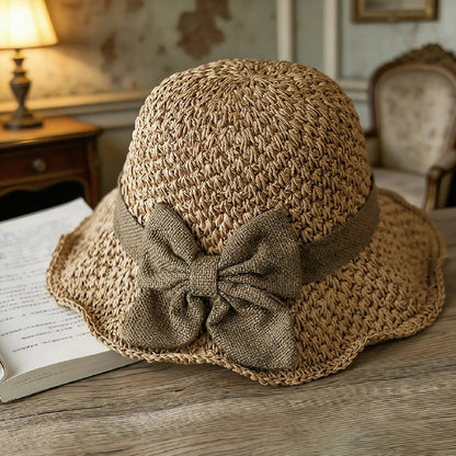 Strohoed in Franse stijl met strik 👒 — Ademend geweven ontwerp, brede golvende rand, bescherming tegen de zon & gezichtsversmallend effect. Verstelbare pasvorm (waait niet af!), opvouwbaar & makkelijk mee te nemen 🌊