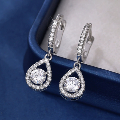 Druppelvormige Zirkonia-oorbellen 💧 Met precisie geslepen om te schitteren als diamanten. Dankzij de verfijnde pavézetting flatteren ze het gezicht op prachtige wijze — een veelzijdige keuze, perfect voor op het werk, een date of een avonddiner. ✨