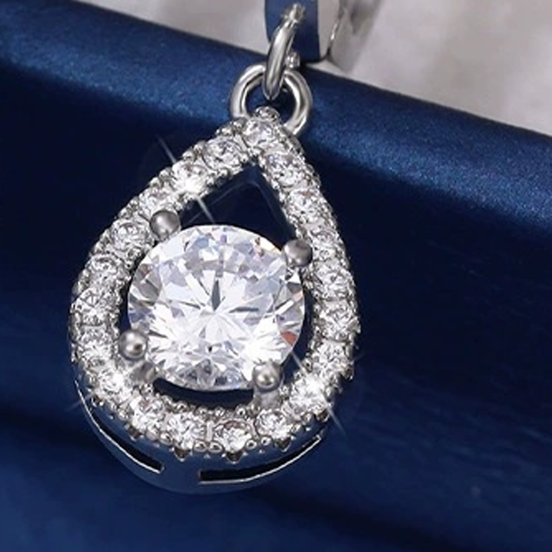 Druppelvormige Zirkonia-oorbellen 💧 Met precisie geslepen om te schitteren als diamanten. Dankzij de verfijnde pavézetting flatteren ze het gezicht op prachtige wijze — een veelzijdige keuze, perfect voor op het werk, een date of een avonddiner. ✨