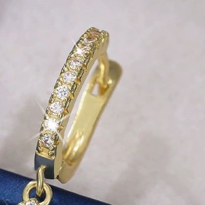 Druppelvormige Zirkonia-oorbellen 💧 Met precisie geslepen om te schitteren als diamanten. Dankzij de verfijnde pavézetting flatteren ze het gezicht op prachtige wijze — een veelzijdige keuze, perfect voor op het werk, een date of een avonddiner. ✨