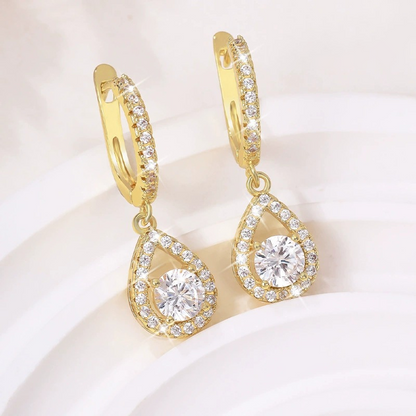 Druppelvormige Zirkonia-oorbellen 💧 Met precisie geslepen om te schitteren als diamanten. Dankzij de verfijnde pavézetting flatteren ze het gezicht op prachtige wijze — een veelzijdige keuze, perfect voor op het werk, een date of een avonddiner. ✨