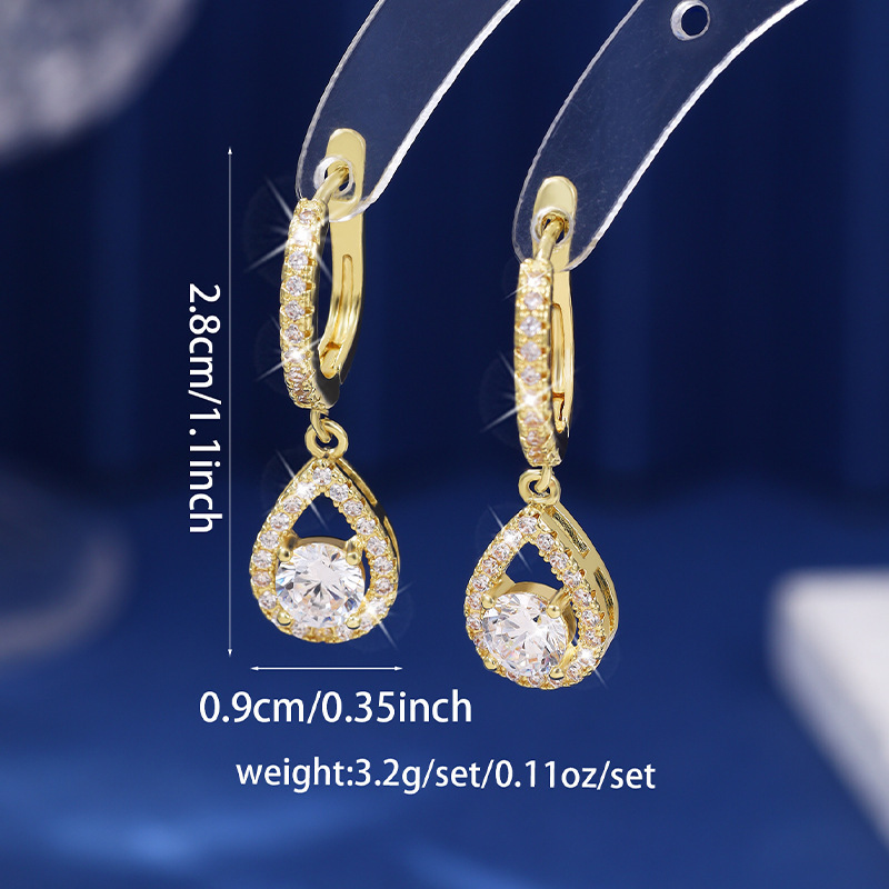 Druppelvormige Zirkonia-oorbellen 💧 Met precisie geslepen om te schitteren als diamanten. Dankzij de verfijnde pavézetting flatteren ze het gezicht op prachtige wijze — een veelzijdige keuze, perfect voor op het werk, een date of een avonddiner. ✨