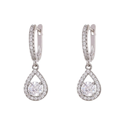 Druppelvormige Zirkonia-oorbellen 💧 Met precisie geslepen om te schitteren als diamanten. Dankzij de verfijnde pavézetting flatteren ze het gezicht op prachtige wijze — een veelzijdige keuze, perfect voor op het werk, een date of een avonddiner. ✨