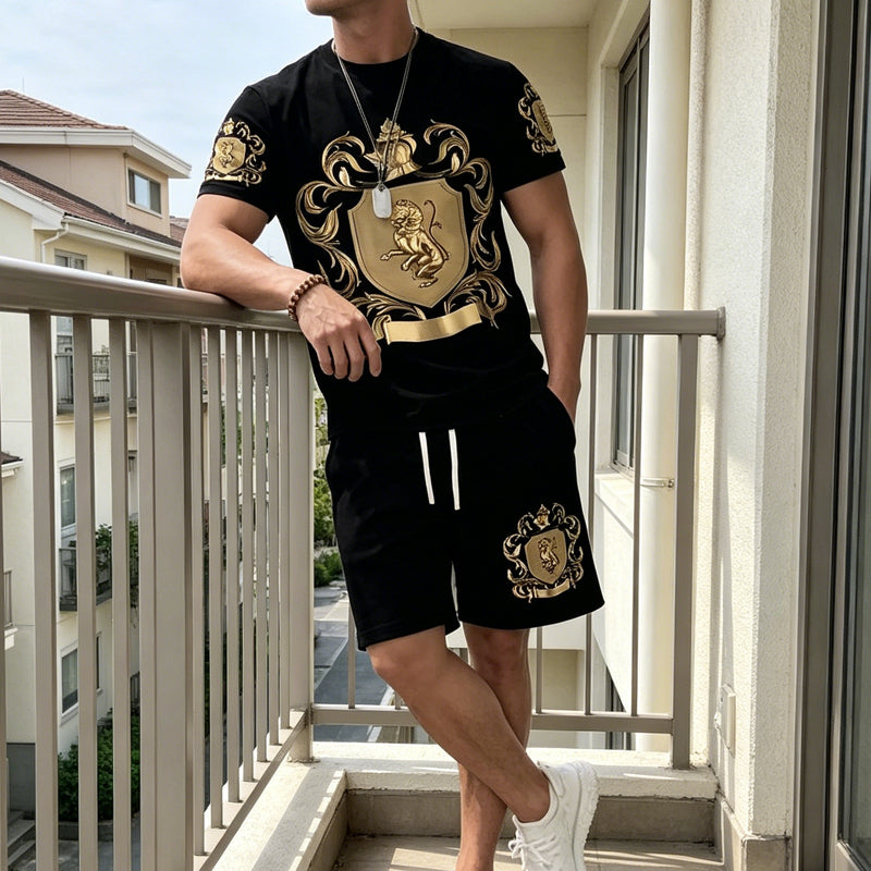 👕 NU 50% KORTING! 👑 Set met T-shirt en korte broek met Gold Crest-print voor heren – Stijlvol, ademend en perfect voor ontspannen zomerdagen of sportieve looks 🩳