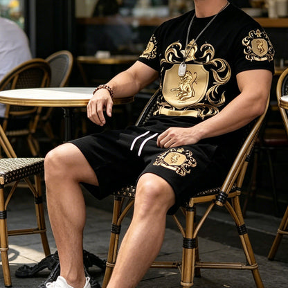 👕 NU 50% KORTING! 👑 Set met T-shirt en korte broek met Gold Crest-print voor heren – Stijlvol, ademend en perfect voor ontspannen zomerdagen of sportieve looks 🩳