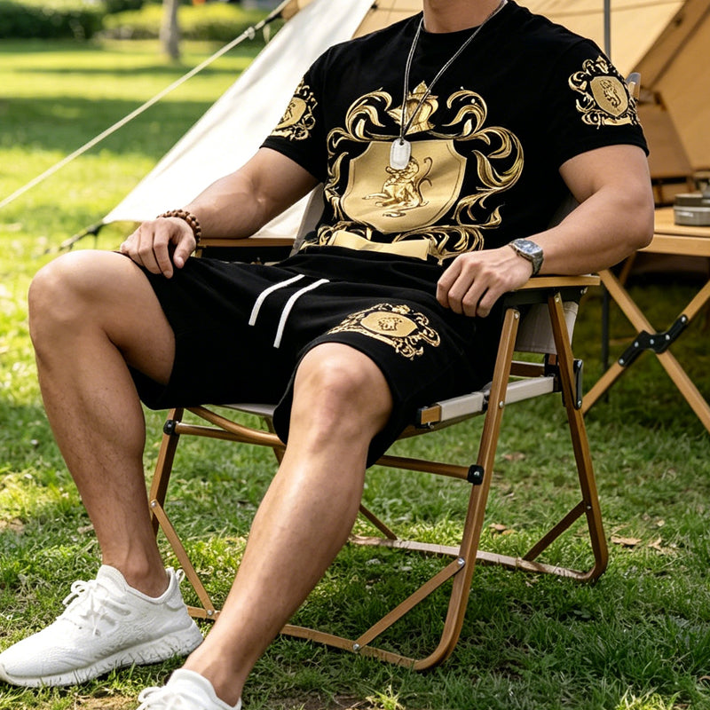 👕 NU 50% KORTING! 👑 Set met T-shirt en korte broek met Gold Crest-print voor heren – Stijlvol, ademend en perfect voor ontspannen zomerdagen of sportieve looks 🩳