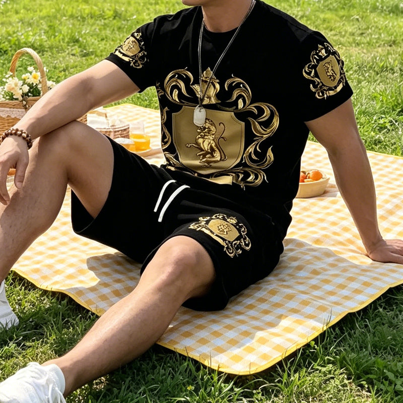 👕 NU 50% KORTING! 👑 Set met T-shirt en korte broek met Gold Crest-print voor heren – Stijlvol, ademend en perfect voor ontspannen zomerdagen of sportieve looks 🩳