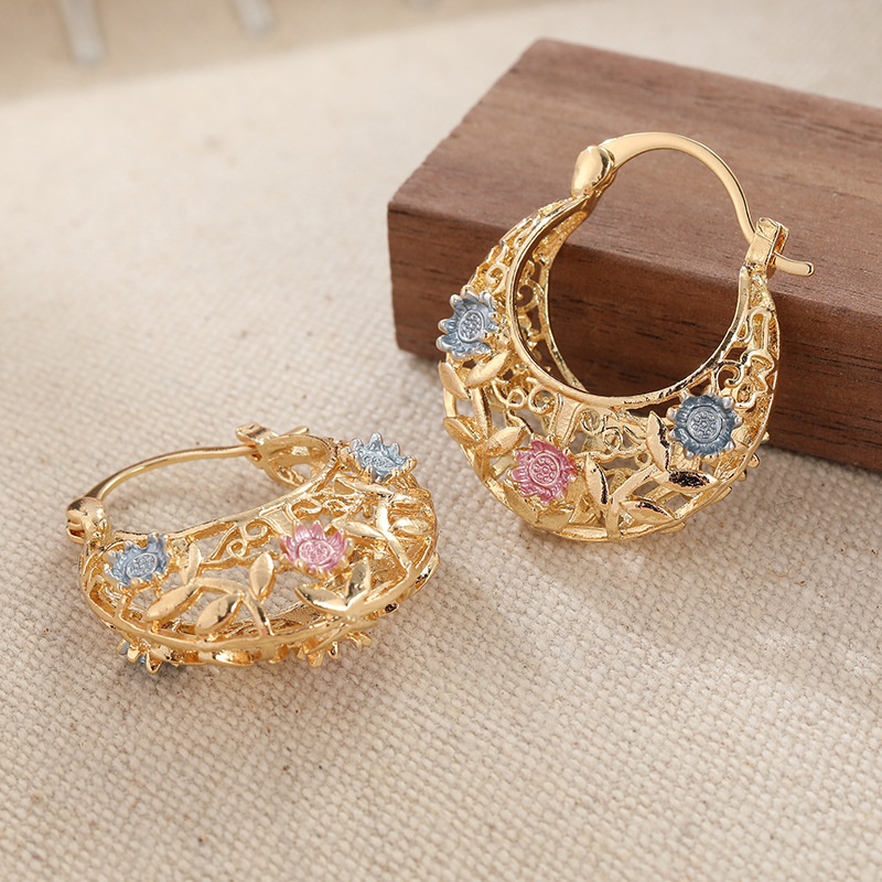 💛 NU 50% KORTING! 🌙 Vergulde halvemaanvormige oorringen met geëmailleerde bloemen – Delicate, bloemrijke charme en perfect voor dagelijkse elegantie of als cadeau 🌸