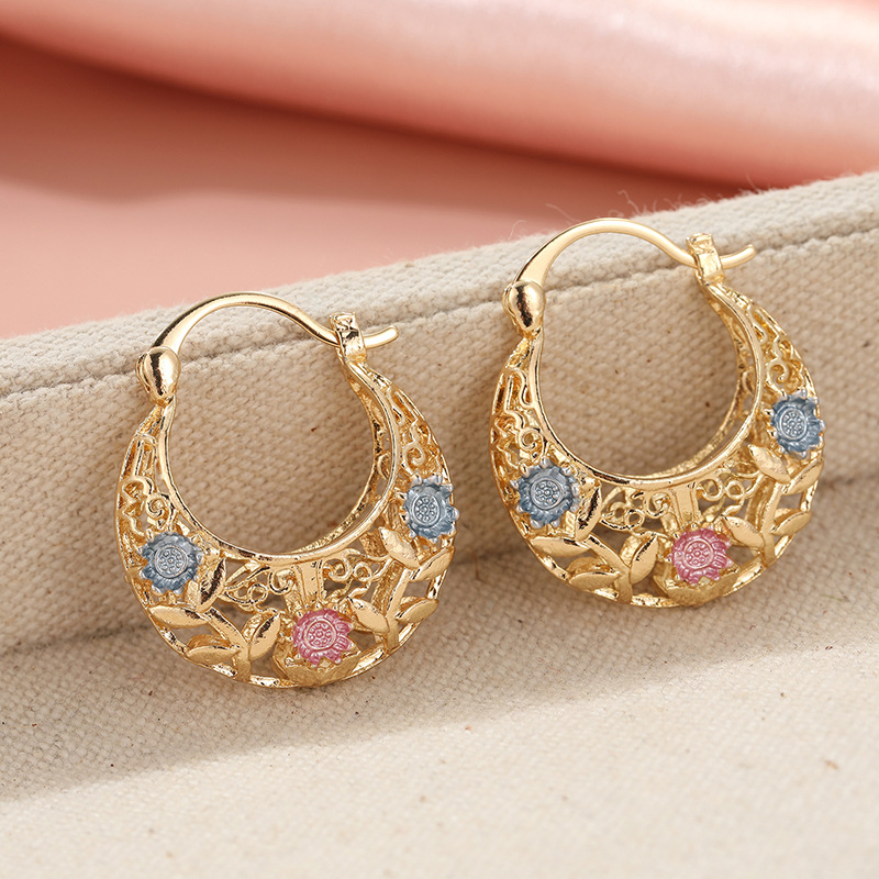 💛 NU 50% KORTING! 🌙 Vergulde halvemaanvormige oorringen met geëmailleerde bloemen – Delicate, bloemrijke charme en perfect voor dagelijkse elegantie of als cadeau 🌸