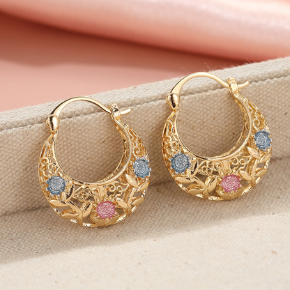 💛 NU 50% KORTING! 🌙 Vergulde halvemaanvormige oorringen met geëmailleerde bloemen – Delicate, bloemrijke charme en perfect voor dagelijkse elegantie of als cadeau 🌸